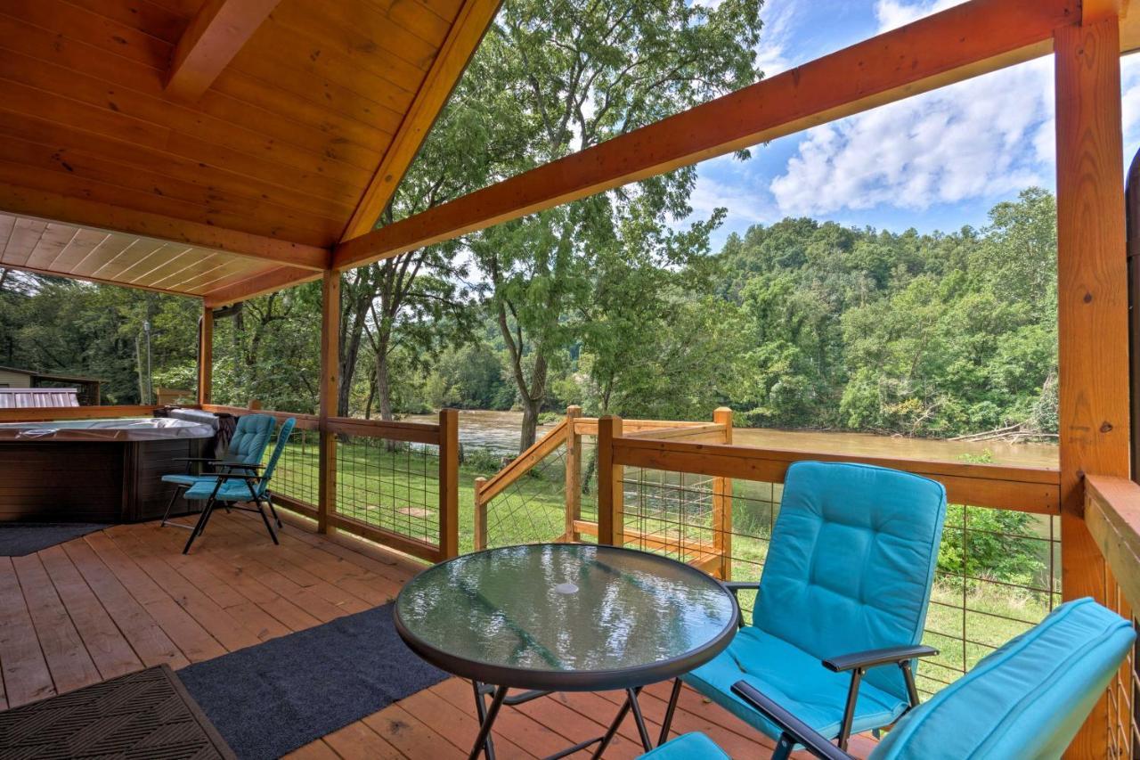 Cozy Riverfront Cabin With Private Deck And Hot Tub! Bryson City Exterior foto
