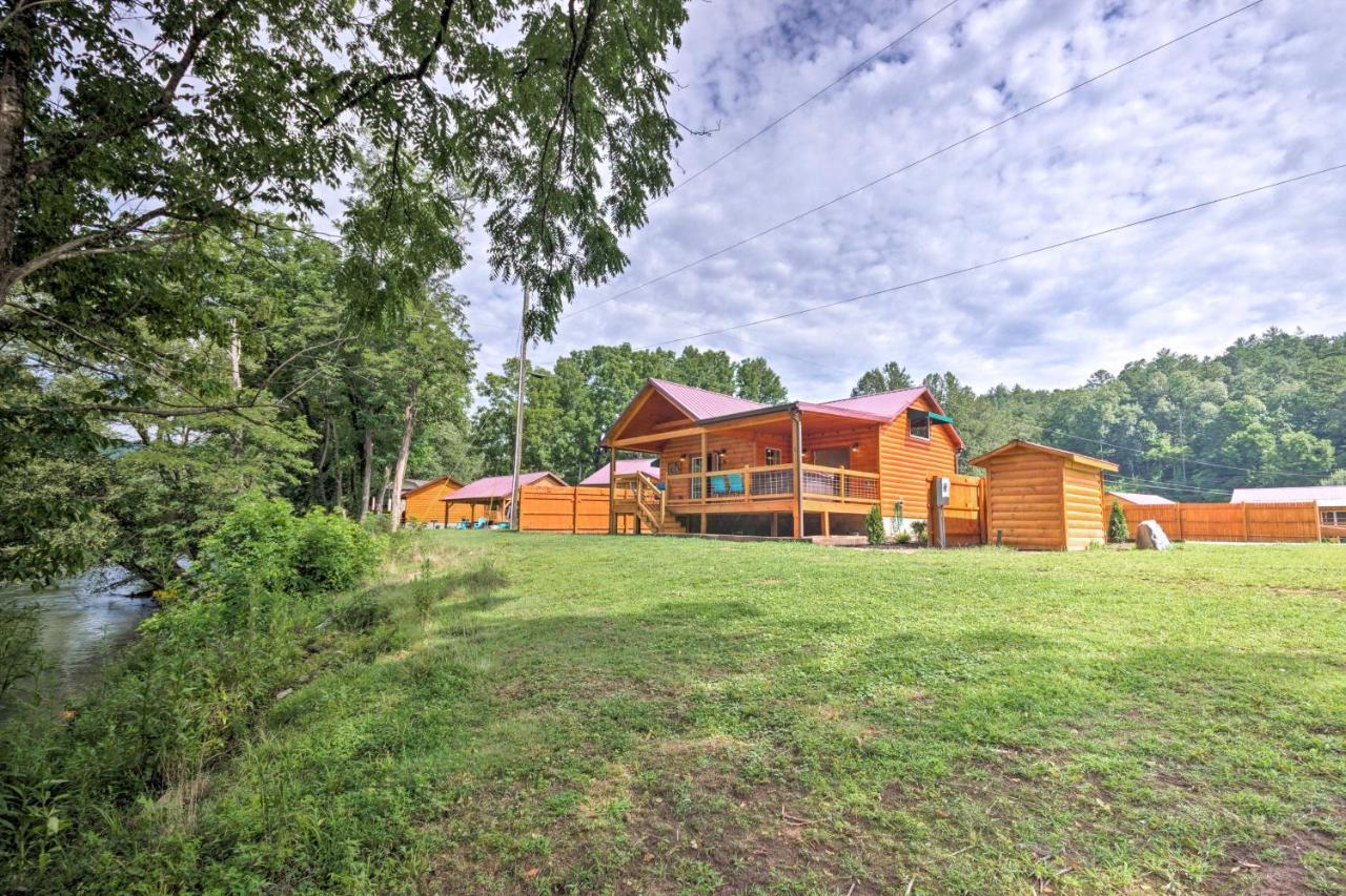 Cozy Riverfront Cabin With Private Deck And Hot Tub! Bryson City Exterior foto