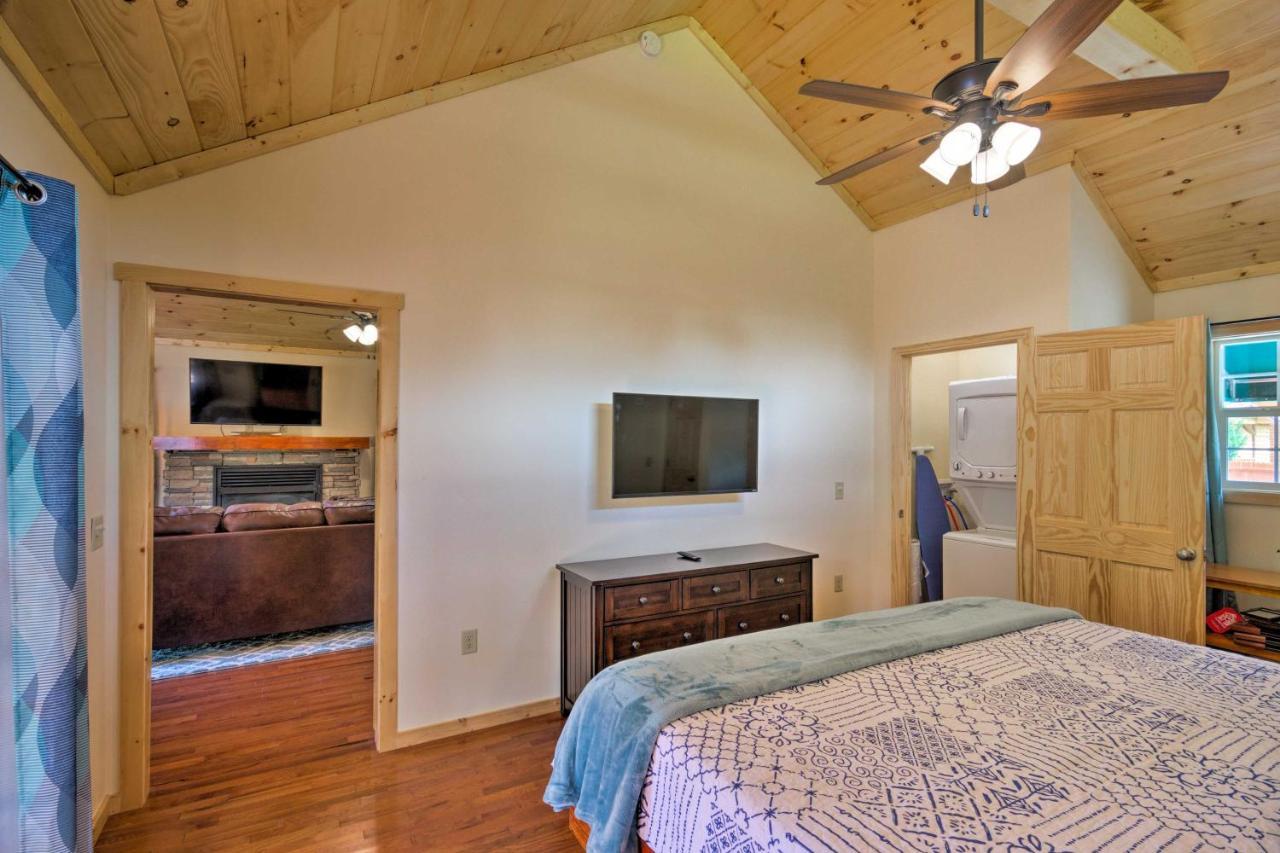 Cozy Riverfront Cabin With Private Deck And Hot Tub! Bryson City Exterior foto