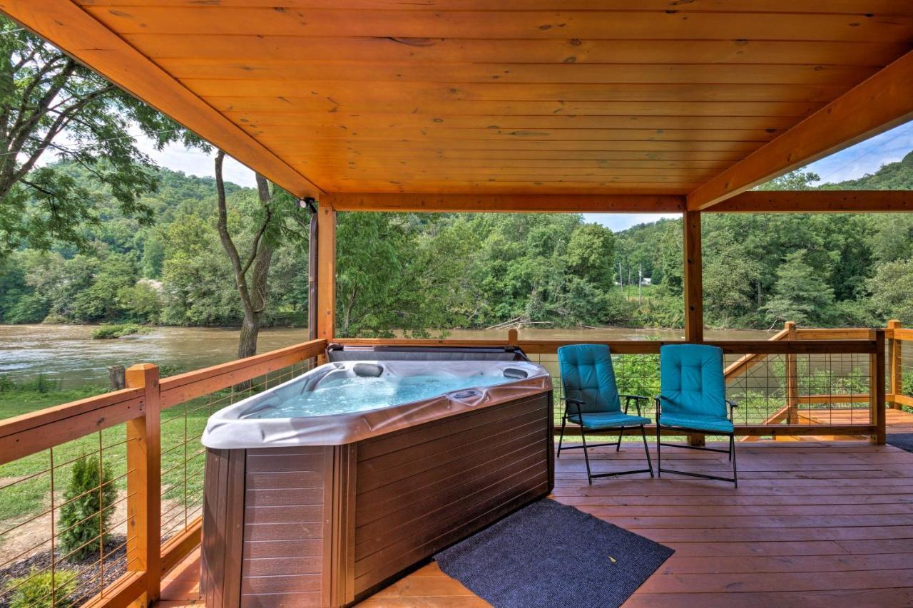 Cozy Riverfront Cabin With Private Deck And Hot Tub! Bryson City Exterior foto